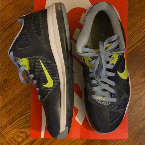 LeBron Nike sneakers - Picture 1 of 5